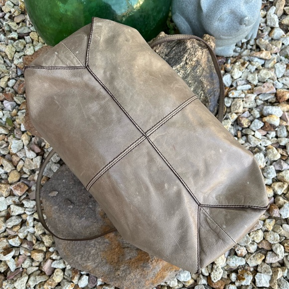 Hobo Leather Shoulder Bag Leather Classic Neutral Chic Everyday Preppy Style - Picture 4 of 11